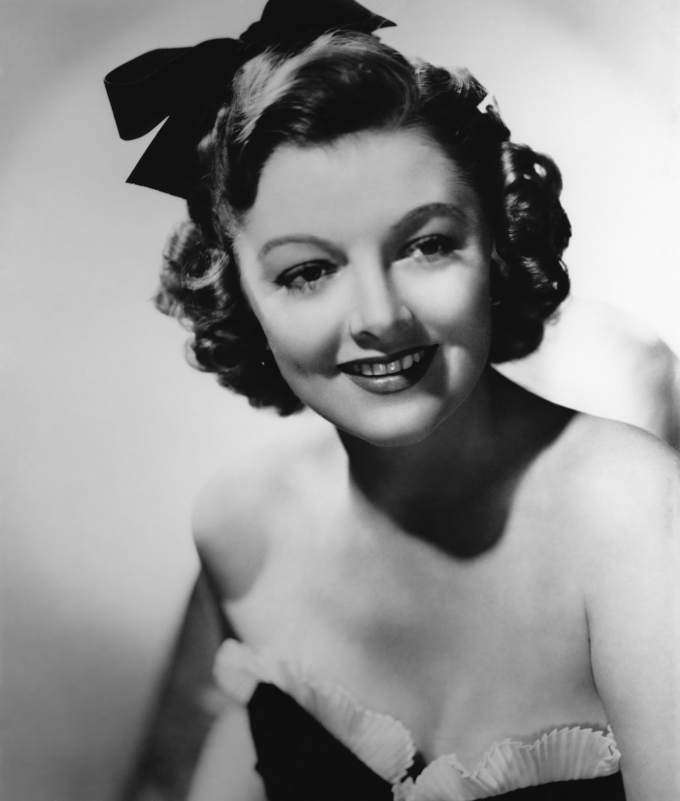 Myrna Loy: The Epitome of Classic Hollywood Charm Through Old Photos - How Tall Was Myrna Loy? Hollywood Icon’s Classic Height
