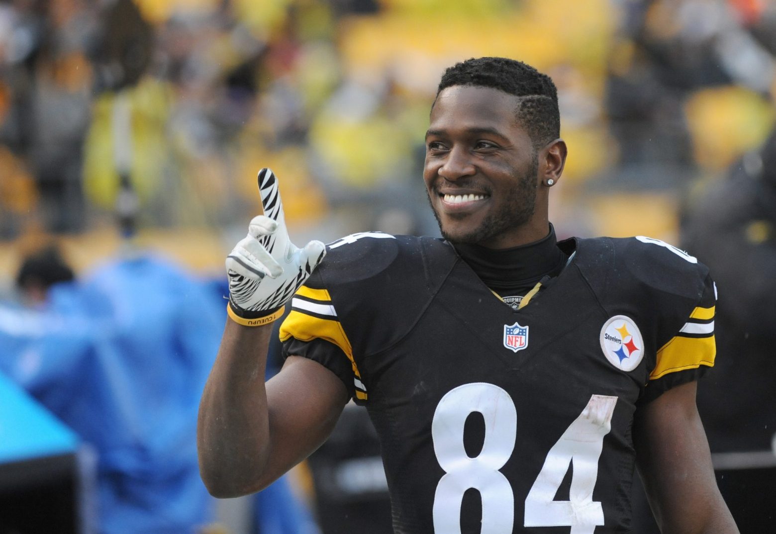 NFL’s Antonio Brown signs deal with Facebook - DefenderNetwork.com - How Old Is Antonio Brown? NFL Controversy & Birthday Facts