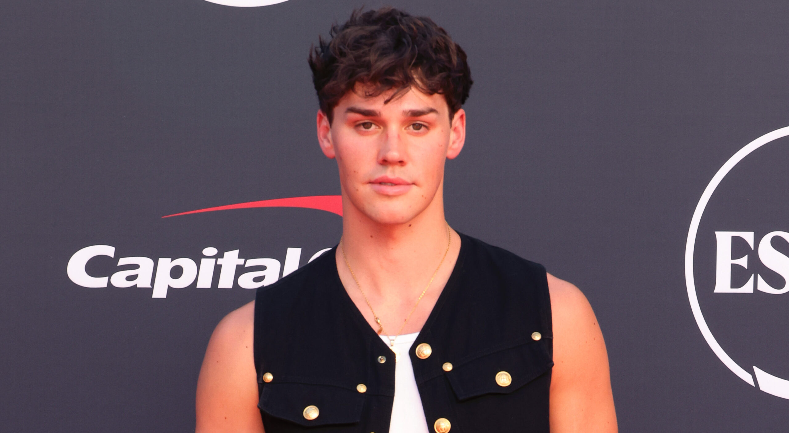 Noah Beck: 15 Fakten über den TikTok-Star, die Sie wissen müssen - Noah Beck Height: TikTok Heartthrob's Real Size