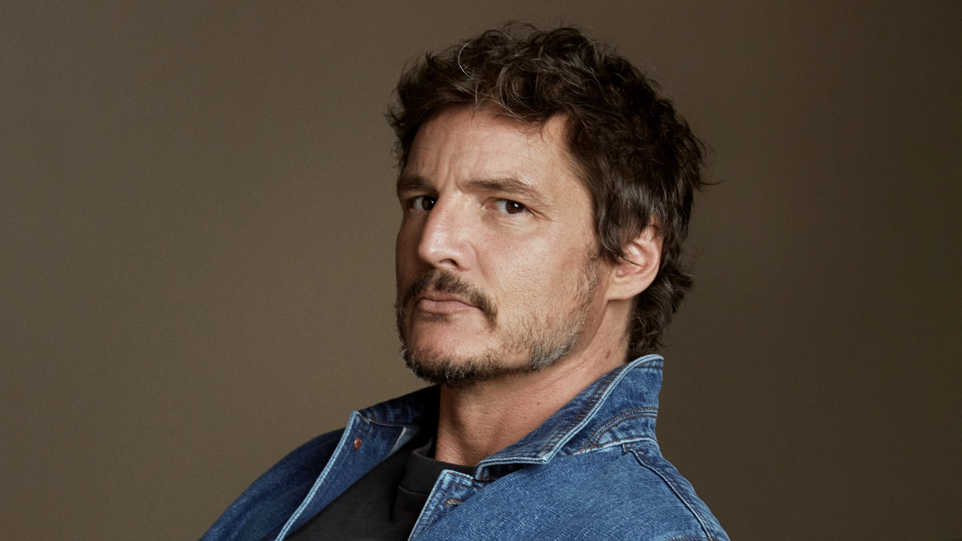 Pedro Pascal no pudo entrar a una exposición de arte dedicada en su - How Tall Is Pedro Pascal: Mandalorian Star’s Charismatic Stature