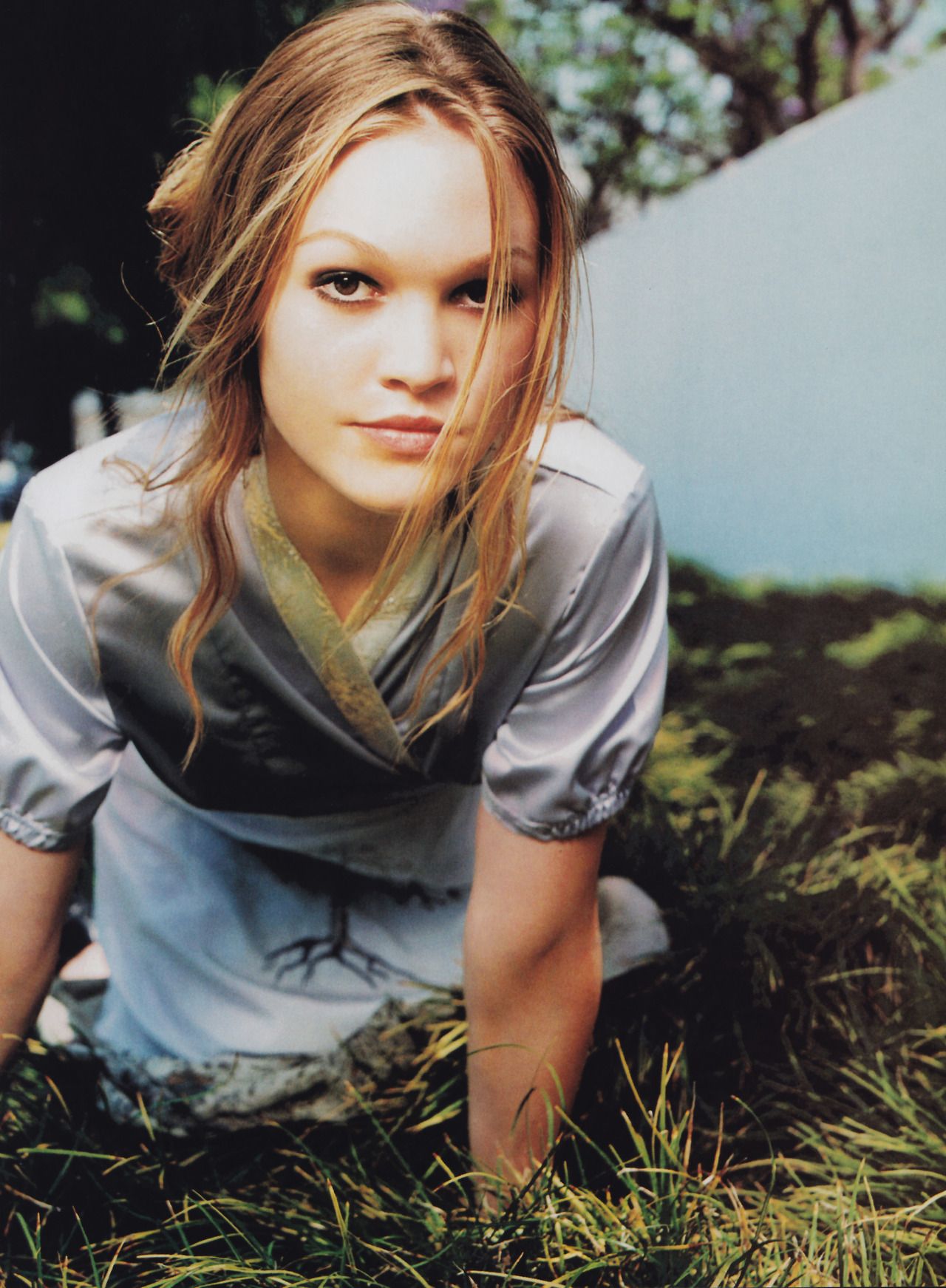 PERIODICULT 1990-1999 | Julia stiles, Stiles, Julia - Julia Stiles’ Stunning Red Carpet Looks – A Timeless Beauty
