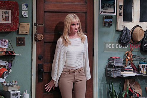 Photo de Beth Behrs - 2 Broke Girls : Photo Beth Behrs - Photo 274 sur - Beth Behrs Wows In Every Look: Sexy Photos Of The Comedic Star