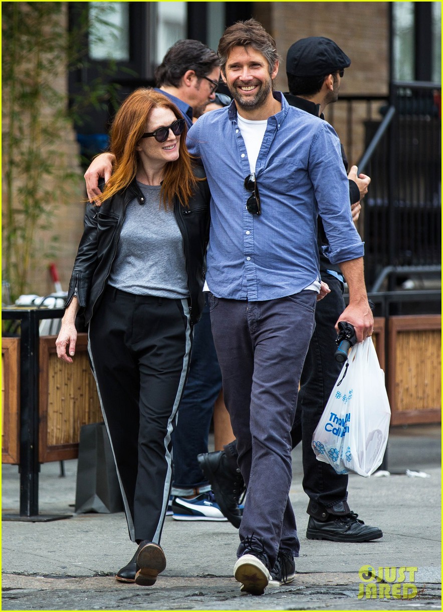 Photo: julianne moore husband look so in love 05 | Photo 3199662 | Just - Julianne Moore’s Husband: Bart Freundlich, Her Director and Devoted Partner