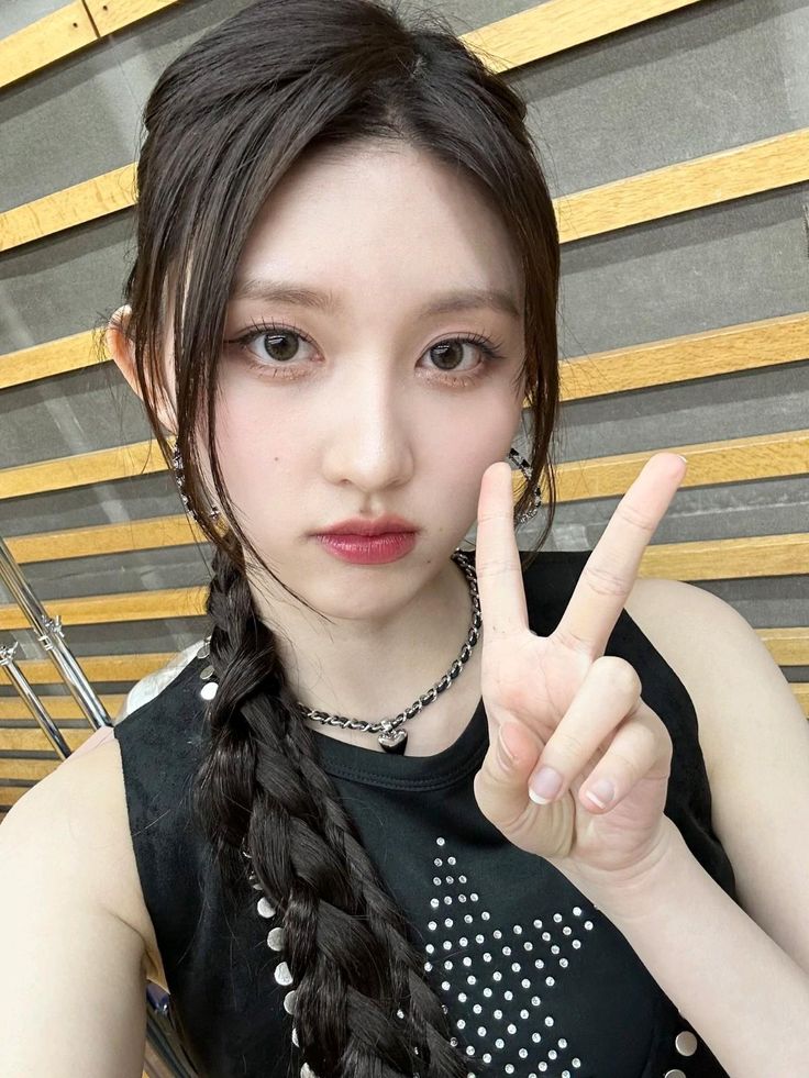 Pin by KIM NARA on IVE GAEUL | Kpop girl groups, Twitter update, Icon - Huh Yunjin Height – How Tall Is the LE SSERAFIM Singer?