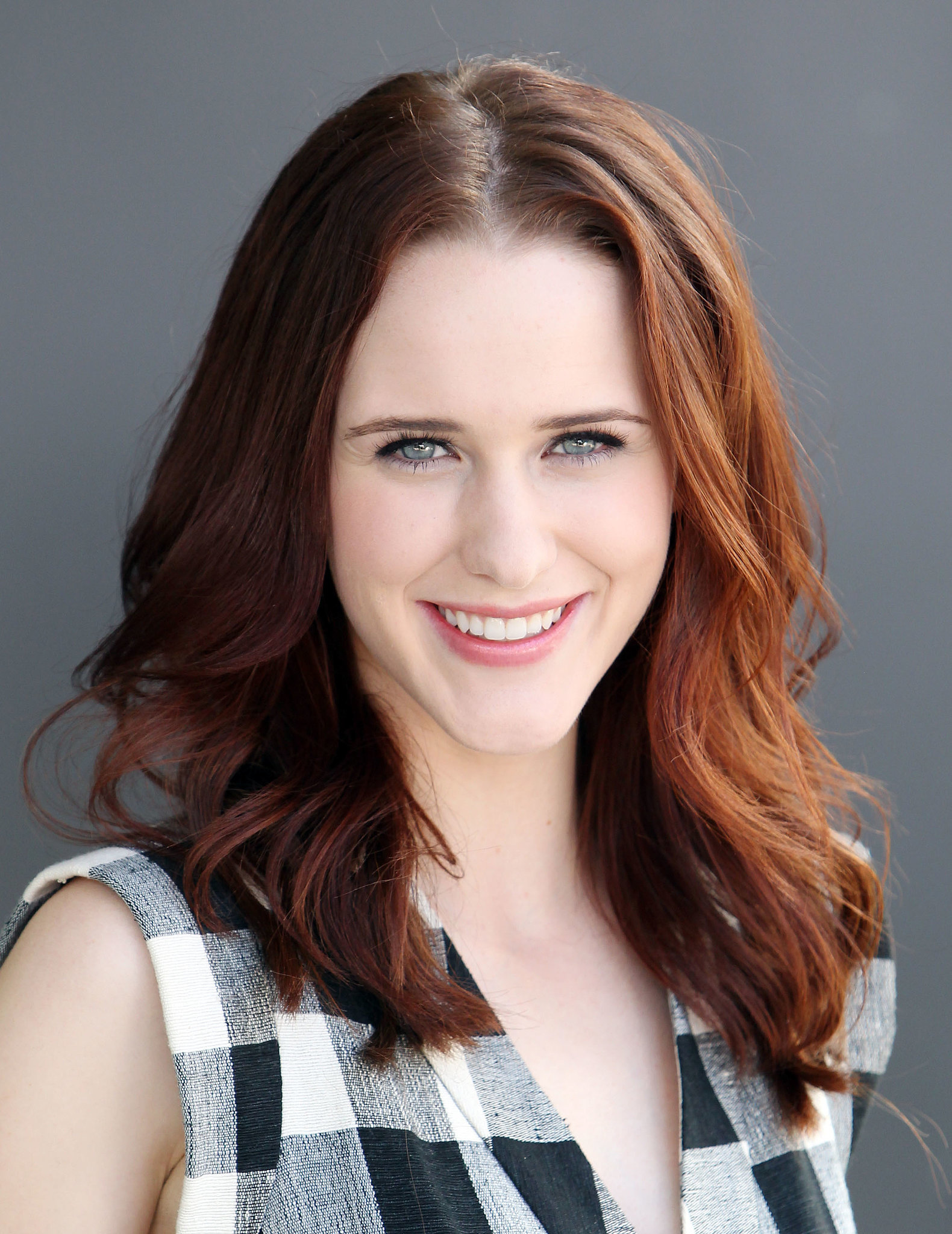 Rachel Brosnahan 2018: Hair, Eyes, Feet, Legs, Style, Weight & No Make - How Tall Is Rachel Cook: Actress and Model’s Graceful Frame