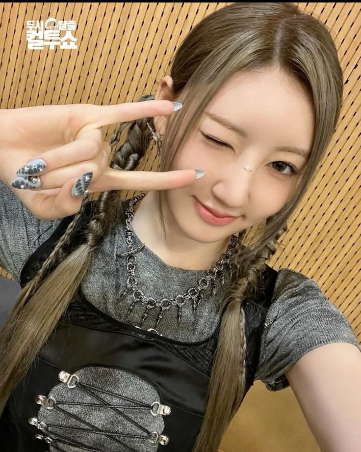 Rami [280424] | Haram, Libra zodiac, Emoji - Huh Yunjin Height – How Tall Is the LE SSERAFIM Singer?