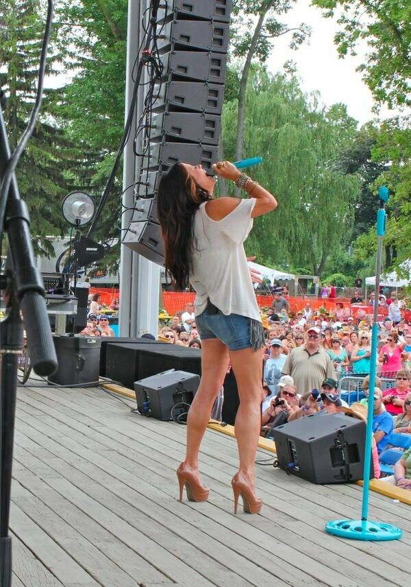 Sara Evans: nude pumps and great legs | Sara evans, Evan, Country - Sara Evans Shines On & Off Stage: Sexy Country Star Moments