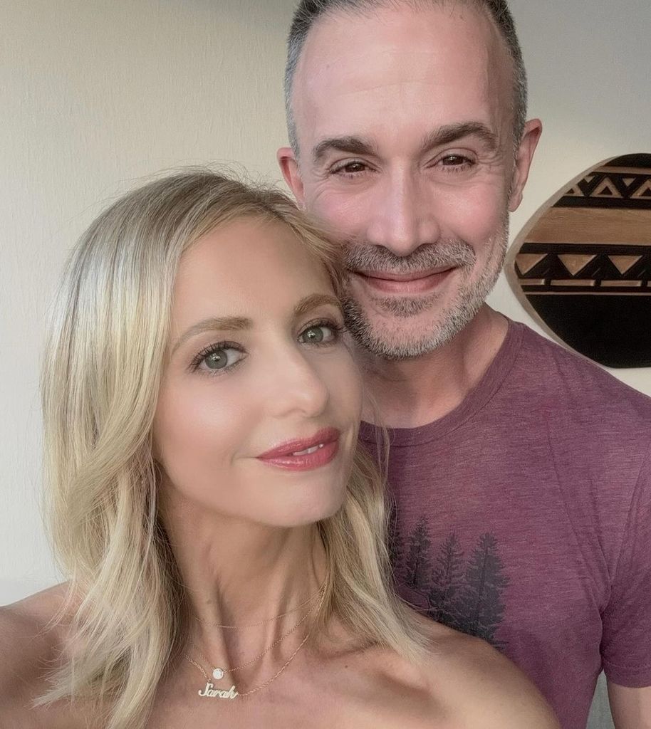 Sarah Michelle Gellar looks smitten for husband Freddie in 'not easy to - Sarah Michelle Gellar’s Husband: Freddie Prinze Jr., Buffy’s Real-Life Love