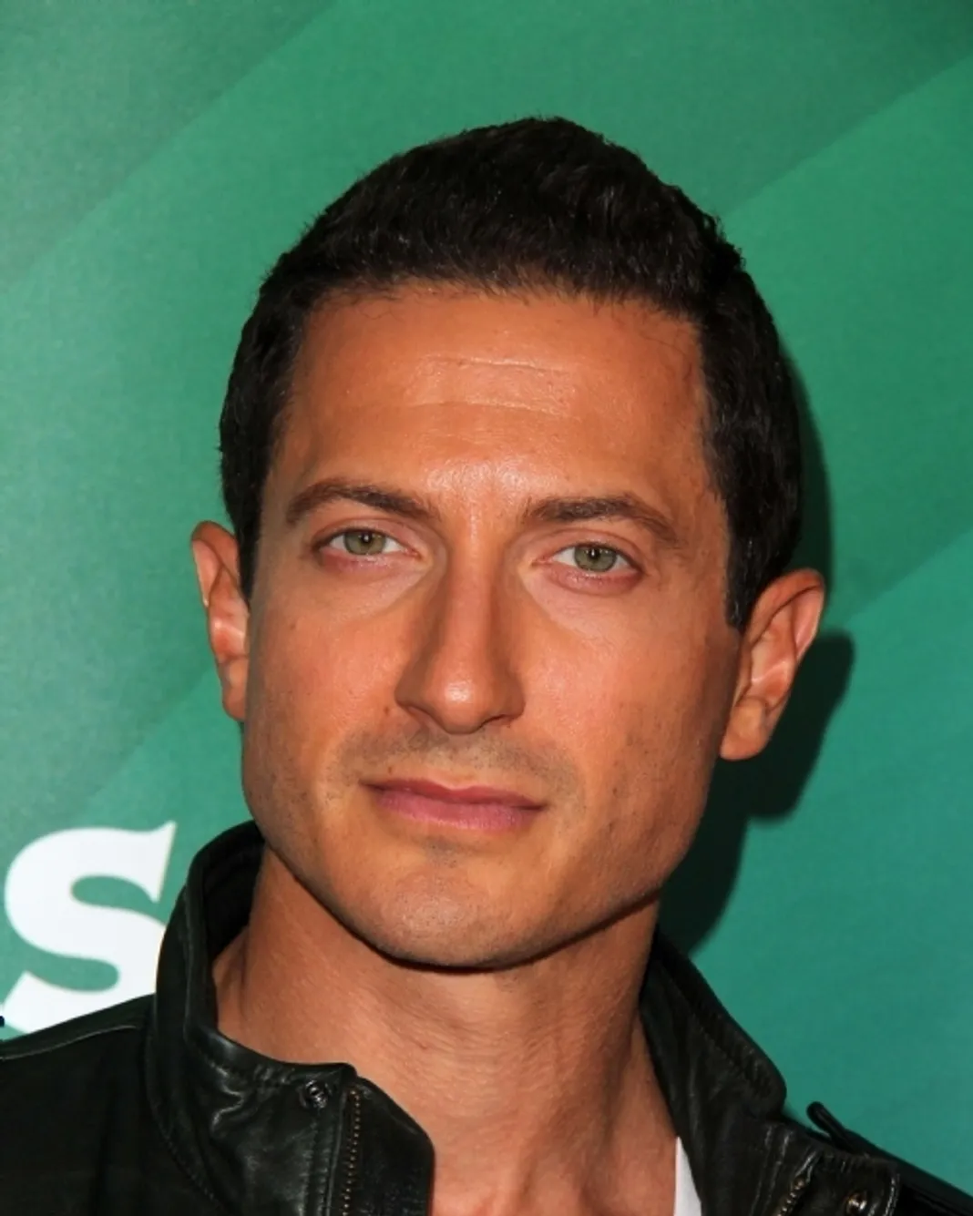 Sasha Roiz - Sasha Roiz Height – Grimm Star's Towering Presence