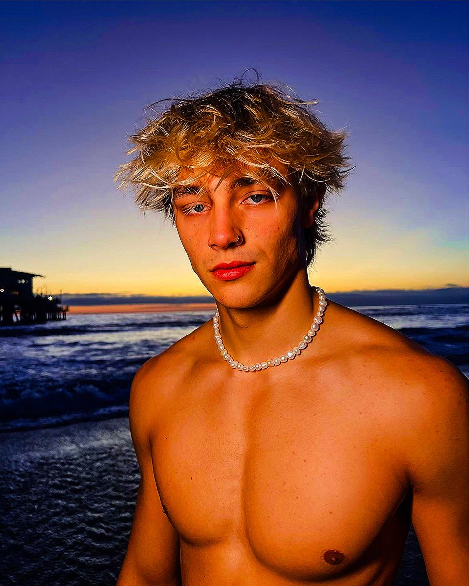 Selfies, Blonde Boys, Taylor Lautner, Gages, Love Island, Lucas, Bills - Lucas Rodgers: Sexy Pics of the Male Grooming Guru Breaking Boundaries