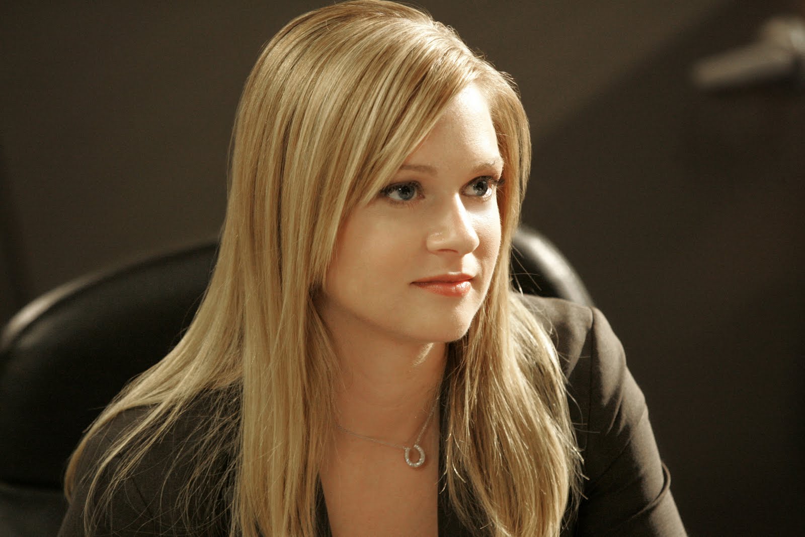 Sexy AJ Cook | Sexy Celebrity Pictures - AJ Cook's Hottest Looks: Sexy Photos Of The Criminal Minds Star