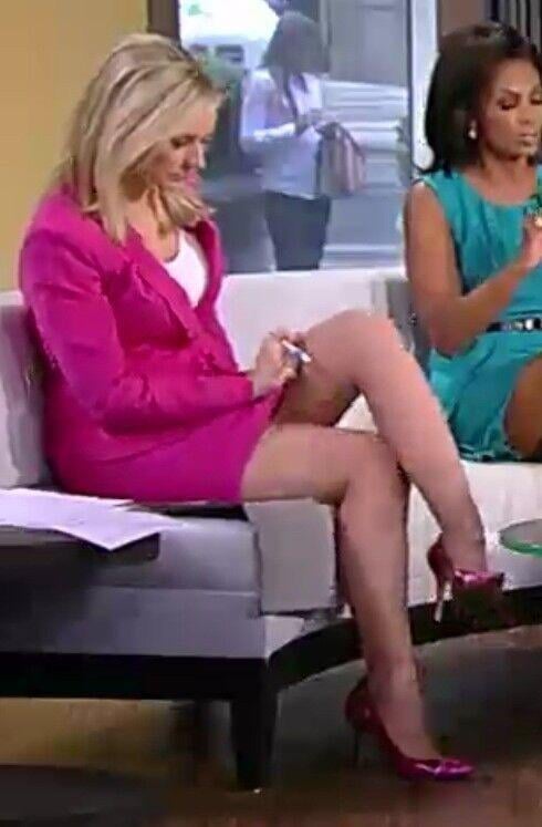Sexy Sandra Smith leg show : r/foxnewsbabes - Sandra Smith’s Sharpest Looks – Fox News Anchor’s Polished Wardrobe