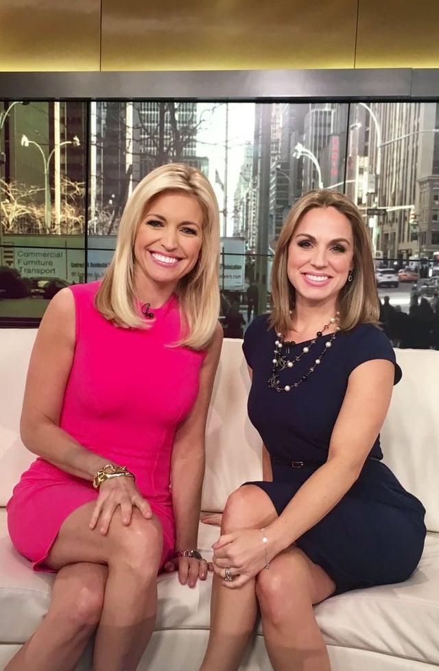 Sexy Sandra Smith leg show : r/foxnewsbabes - Sandra Smith’s Sharpest Looks – Fox News Anchor’s Polished Wardrobe