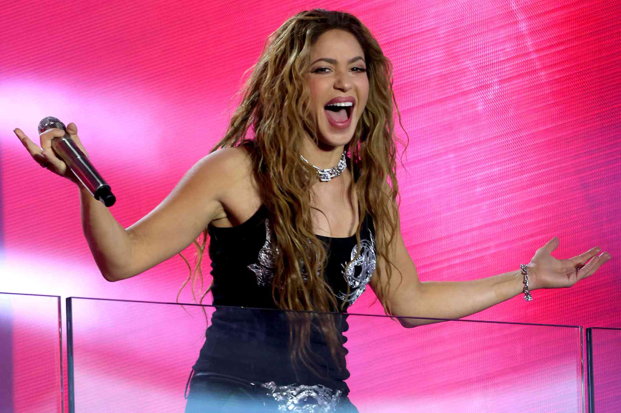Shakira Performs Surprise Concert for over 40K Fans in N.Y.C.'s Times - Shakira's Body Measurement Secrets: How She Keeps It Flawless