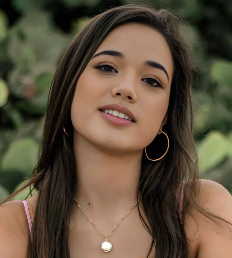 Sofia Gomez Biography, Voice Actor, Age and Boyfriend - Sofia Gomez: Sexy Pics of the TikTok Star with a Playful Vibe