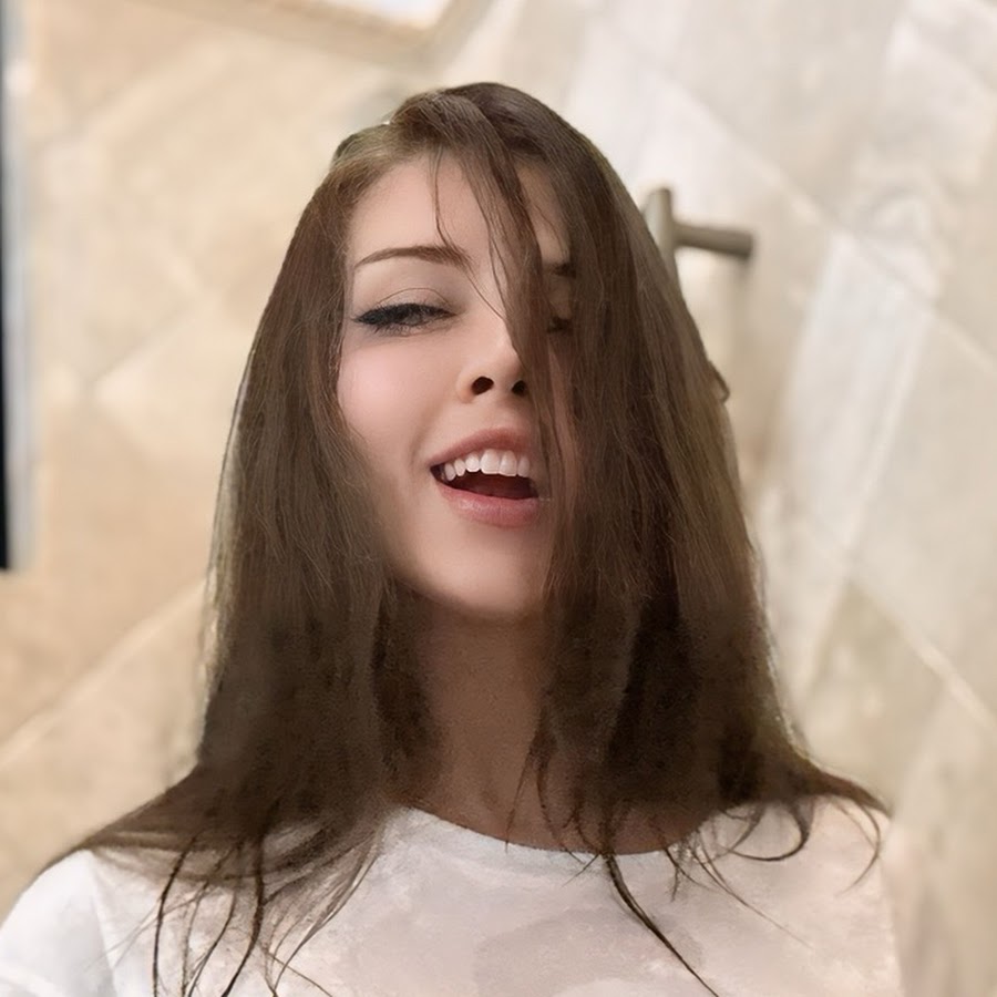 Sunny Ray: Sexy Pics of the Radiant Social Media Sensation