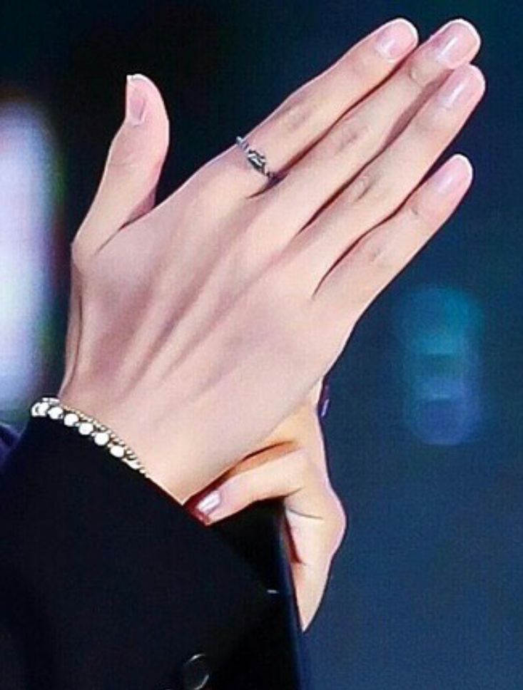 tae’s hands i- | 手フェチ, 綺麗な手, 美しい手 - How Tall Is Taehyung: BTS’s V and His Striking Stature