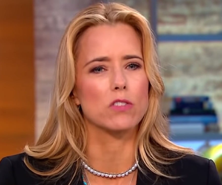 Téa Leoni Biography - Facts, Childhood, Family Life & Achievements - Téa Leoni's Elegant Edge: Sexy Pics You'll Love
