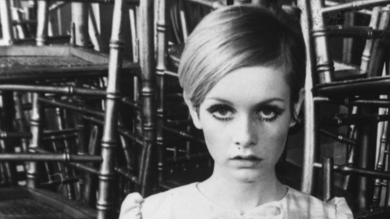 Twiggy: So sieht die Modeikone der Sechziger heute aus - Twiggy Then & Now: Height, Weight, And Iconic Body Stats
