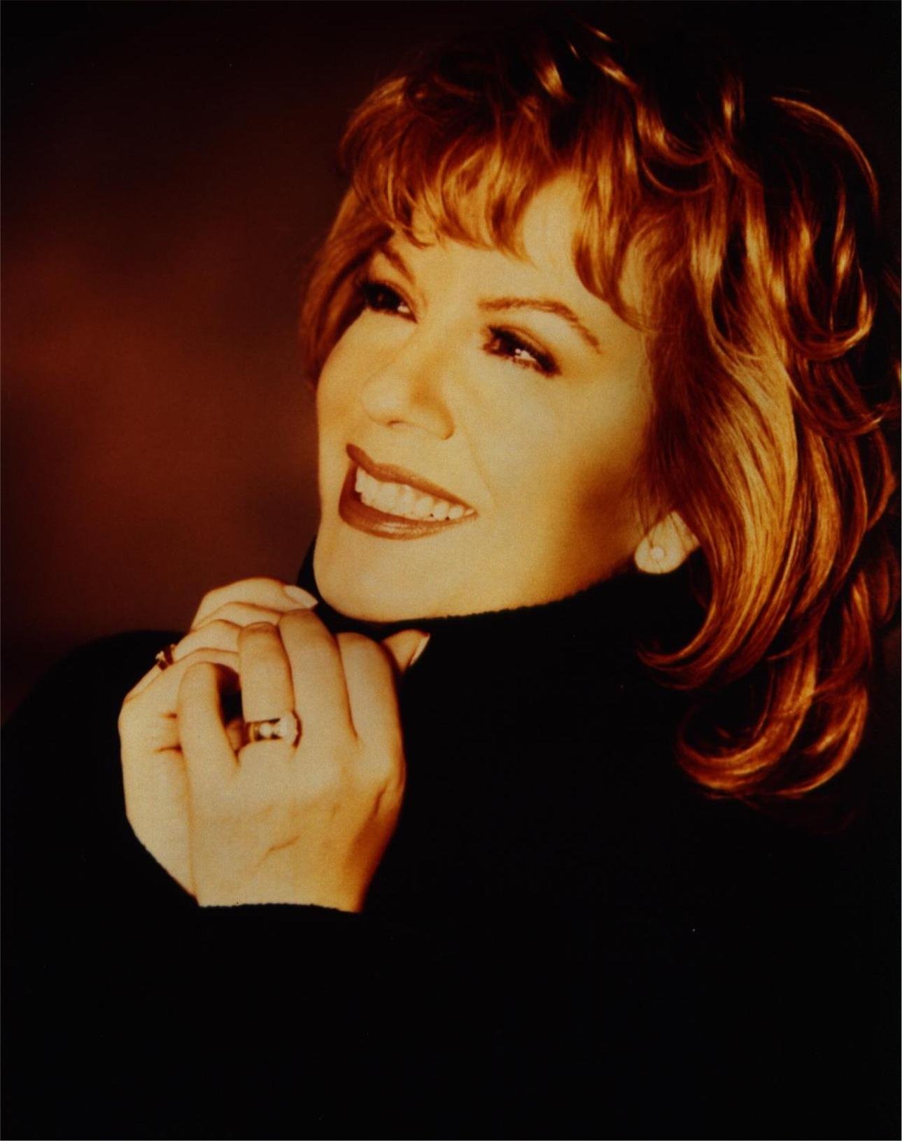 Vikki Carr - How Tall Is Vikki Carr? The Legendary Vocalist’s Height