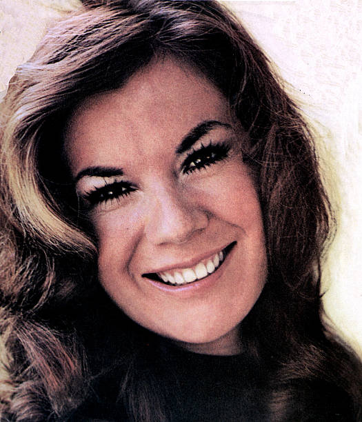 Vikki Carr - How Tall Is Vikki Carr? The Legendary Vocalist’s Height