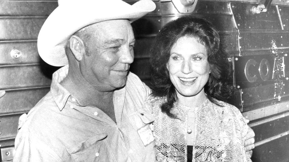 Was Loretta Lynn Married To Johnny Cash? - How Old Was Loretta Lynn When She Got Married? Early Life Facts