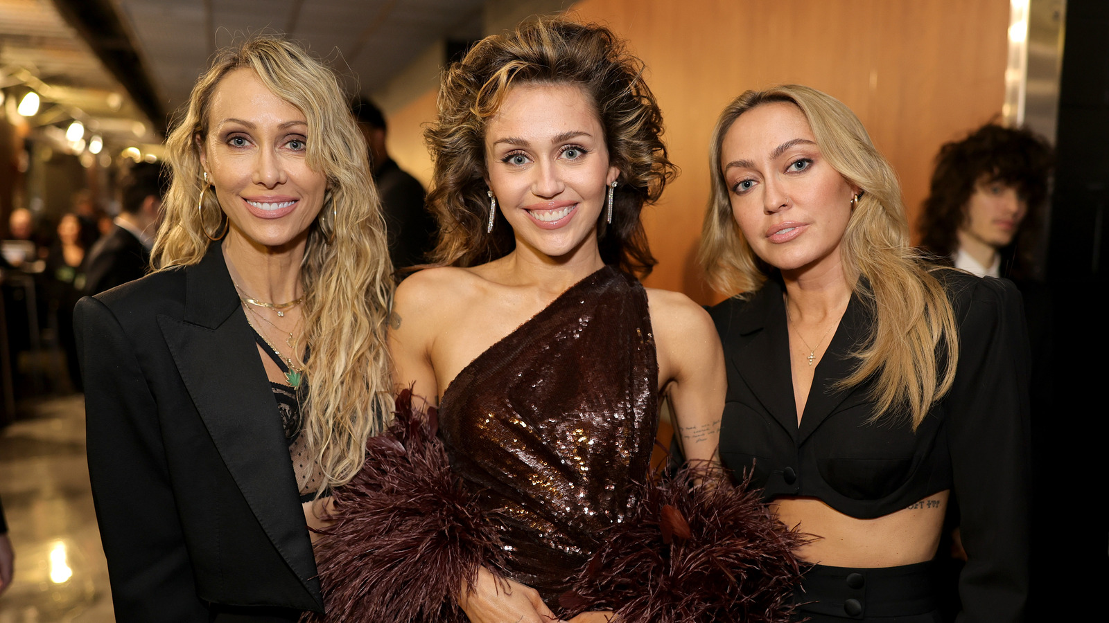 Where Miley Cyrus' Mom Tish Stands With Each Of Her Kids After Billy - Tish Cyrus Height: Miley's Mom Stands Tall