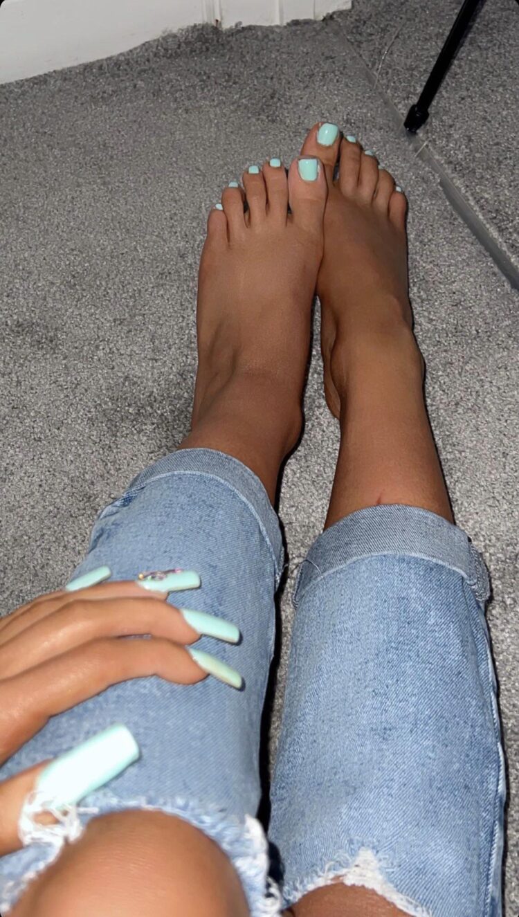 Willow Gait Feet - Willow Gait: Sexy Pics of the Ethereal TikTok Star