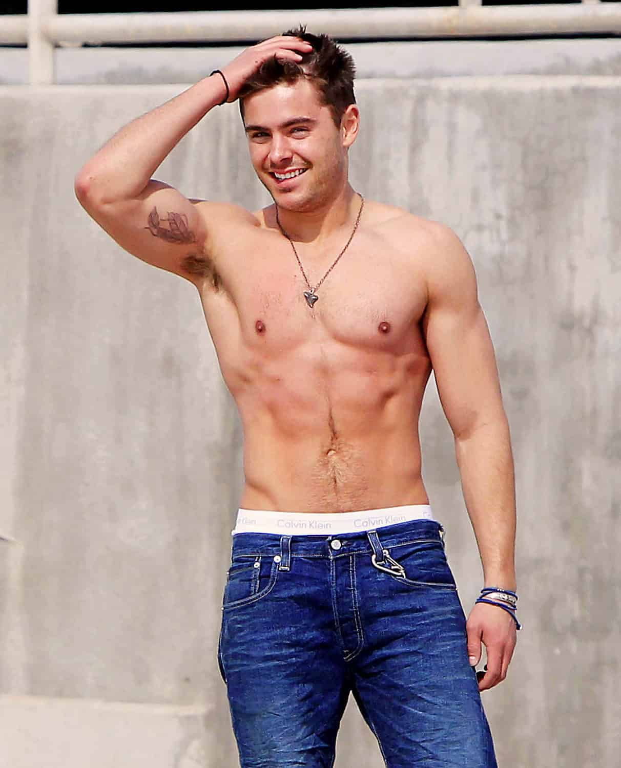 Zac Efron Height Weight Age Body Measurements Affairs Girlfriends - Zac Efron Height – How Tall Is the Hollywood Heartthrob?